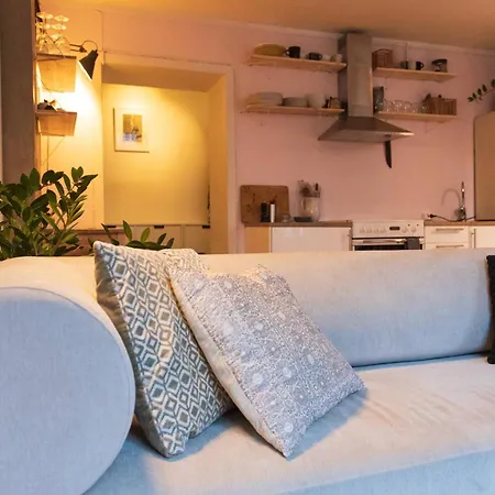 2br Flat Nearby Station + Botanical Garden شقة